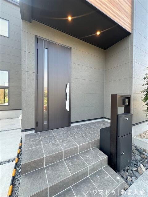 ご不在時でも荷物の受け取り安心な宅配ボックス付きのポスト。