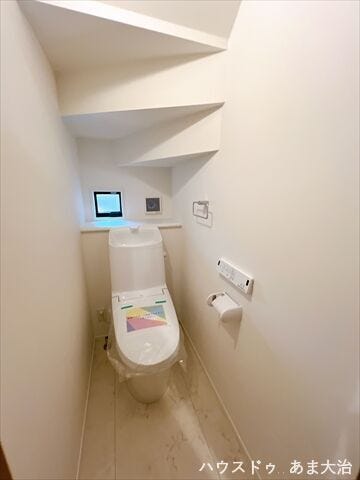 トイレは両フロアにあり混み合う時間帯も安心です。