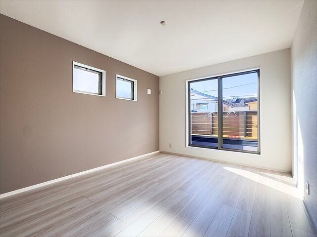 7.8帖洋室:バルコニーにつづく大きめの窓からたっぷりと日差しが降り注ぎます。2面採光なので、明るいお部屋でもちろん風通しも良好です。