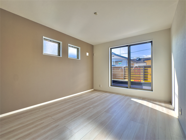 7.8帖洋室:バルコニーにつづく大きめの窓からたっぷりと日差しが降り注ぎます。2面採光なので、明るいお部屋でもちろん風通しも良好です。