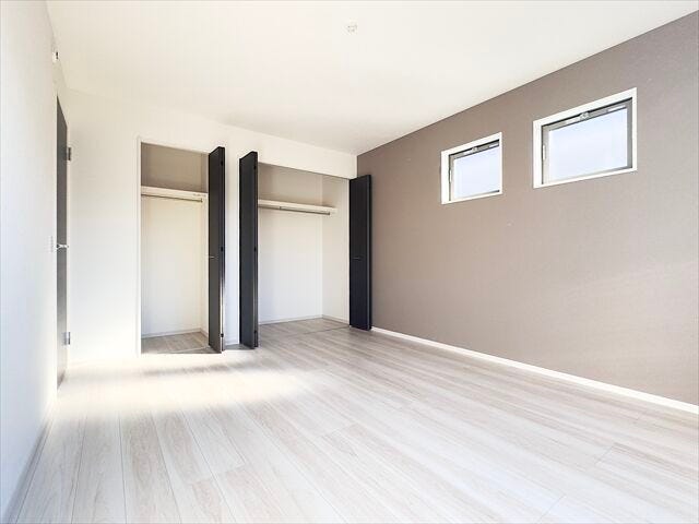 7.8帖洋室:収納がしっかりあるので、お部屋を広くお使いただけます。小物なども収納できるのでレイアウトも楽しむことができそうです。