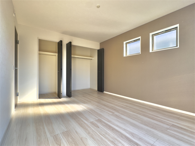 7.8帖洋室:収納がしっかりあるので、お部屋を広くお使いただけます。小物なども収納できるのでレイアウトも楽しむことができそうです。