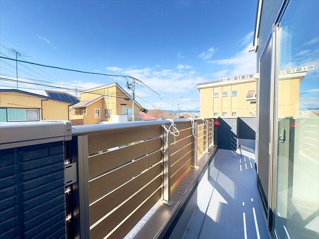 バルコニー:南西向きのバルコニーで、晴れた日は気持ちよくお洗濯を干せそうです。2ヶ所の窓から出入りできるので効率よく家事ができそうです。