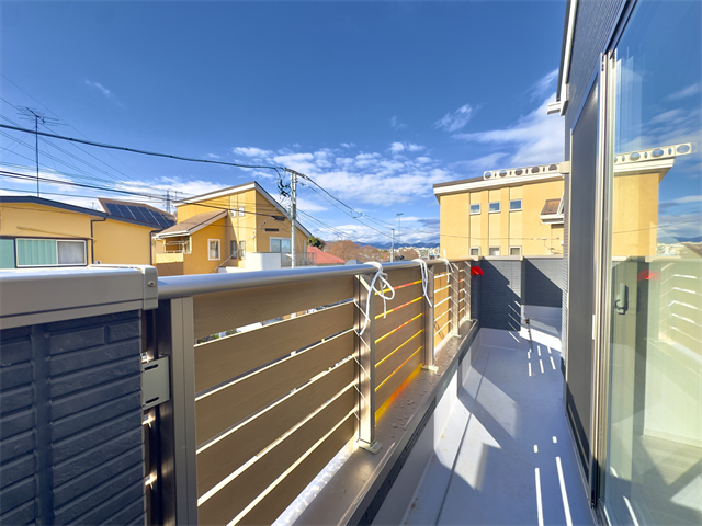 バルコニー:南西向きのバルコニーで、晴れた日は気持ちよくお洗濯を干せそうです。2ヶ所の窓から出入りできるので効率よく家事ができそうです。