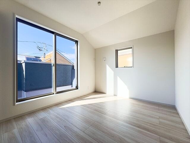 間取り図左上5.2帖洋室:北側にあるお部屋ですが、たっぷりと日差しが降り注ぐので明るい空間になっています。プライベートの時間も気持ちよく過ごすことができます。