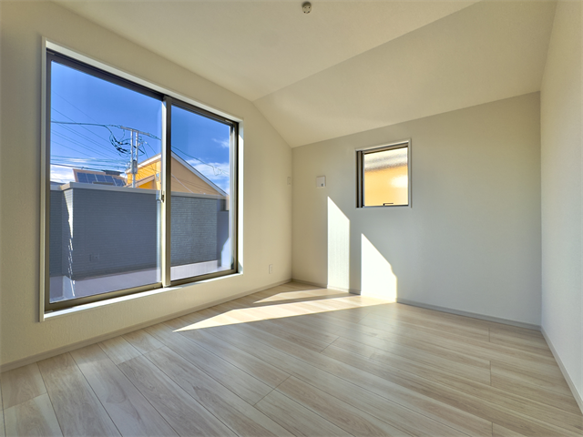 間取り図左上5.2帖洋室:北側にあるお部屋ですが、たっぷりと日差しが降り注ぐので明るい空間になっています。プライベートの時間も気持ちよく過ごすことができます。