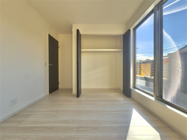 間取り図左上5.2帖洋室:バルコニーにつづく大きめの窓からたっぷりと日差しが入ります。パイプハンガー付きの収納があるのですぐにお洋服をかけることができます。