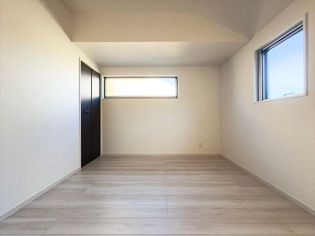 間取り図右上5.2帖洋室:横長の窓がたっぷりと日差しを入れてくれるので、北側にあるお部屋ですが明るい空間になっています。天気のいい日の朝は気持ちよく起きることができそうです。