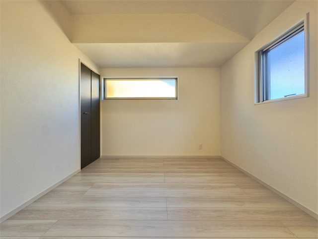 間取り図右上5.2帖洋室:横長の窓がたっぷりと日差しを入れてくれるので、北側にあるお部屋ですが明るい空間になっています。天気のいい日の朝は気持ちよく起きることができそうです。