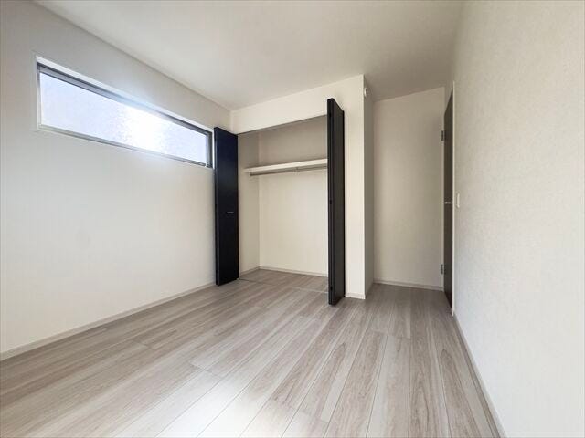 間取り図右下5.2帖洋室:収納スペースがあるのでコンパクトなお部屋ですがスッキリと片付けることができ、お部屋を広くお使いいただけます。