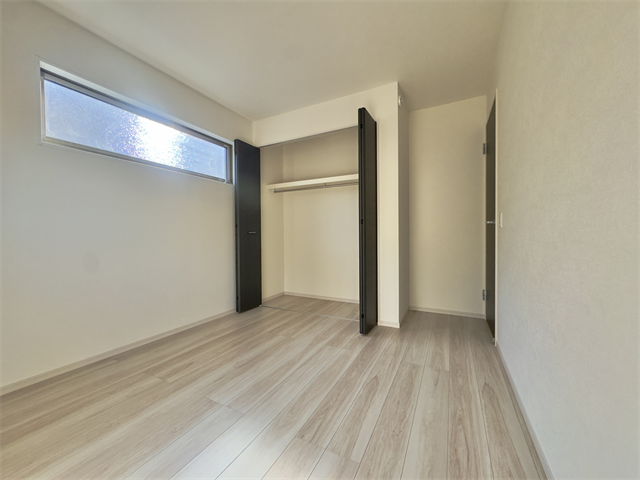 間取り図右下5.2帖洋室:収納スペースがあるのでコンパクトなお部屋ですがスッキリと片付けることができ、お部屋を広くお使いいただけます。