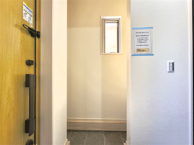 シューズインクローゼット:間仕切りがないので湿気がこもりにくく、荷物もすぐに取り出すことができます。ベビーカーも置いておくことができますね。