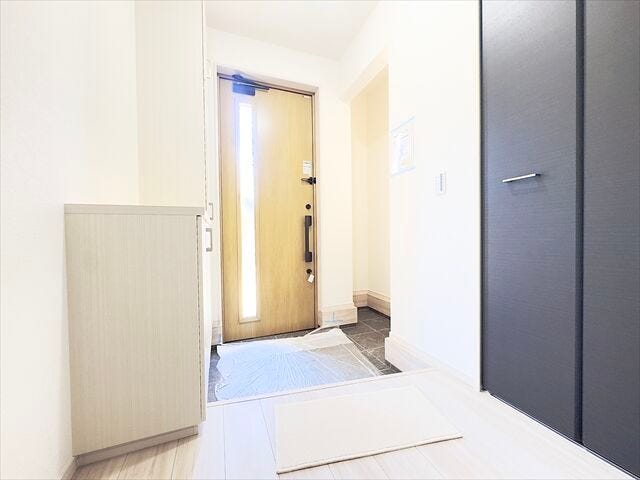 玄関:廊下と玄関ホールの段差があまりなく、小さなお子様もご年配の方にも出入りのしやすい玄関。玄関ドアから明るい光の入る玄関スペースです。