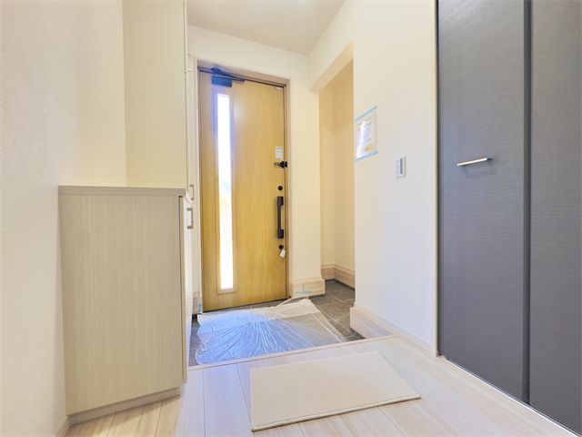 玄関:廊下と玄関ホールの段差があまりなく、小さなお子様もご年配の方にも出入りのしやすい玄関。玄関ドアから明るい光の入る玄関スペースです。