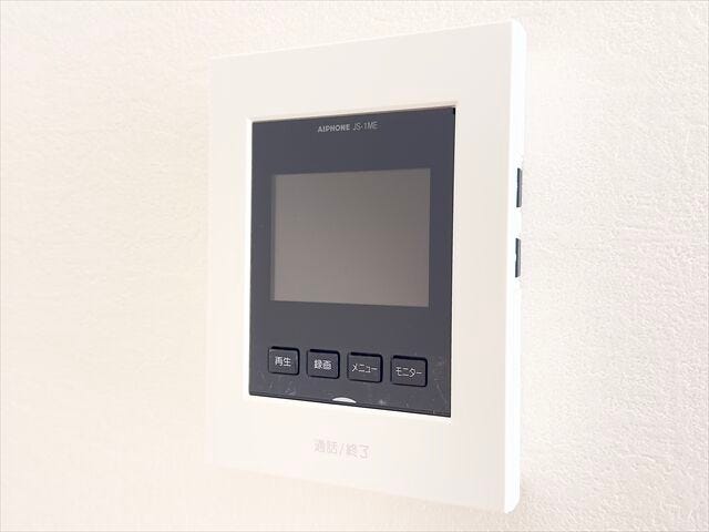 モニター付きインターホン:訪問者の顔を確認できるので防犯の効果が高まり暮らしに安心を与えてくれます。