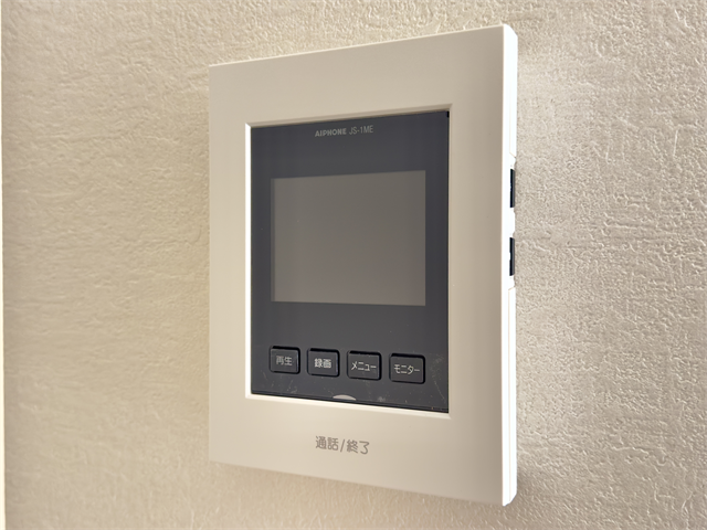 モニター付きインターホン:訪問者の顔を確認できるので防犯の効果が高まり暮らしに安心を与えてくれます。