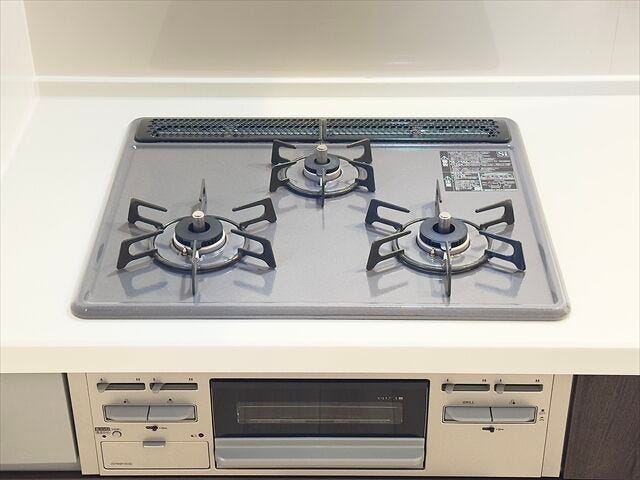 キッチン:3口ガスコンロなので一度に同時調理ができ、ご飯の準備もすぐにできそうです。