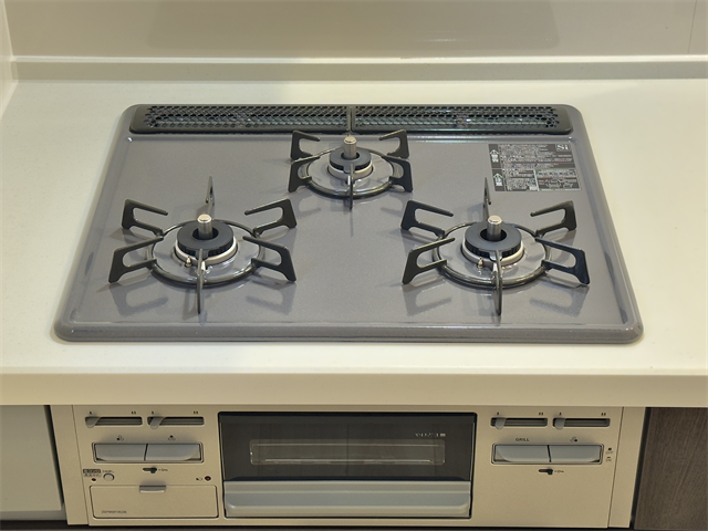 キッチン:3口ガスコンロなので一度に同時調理ができ、ご飯の準備もすぐにできそうです。