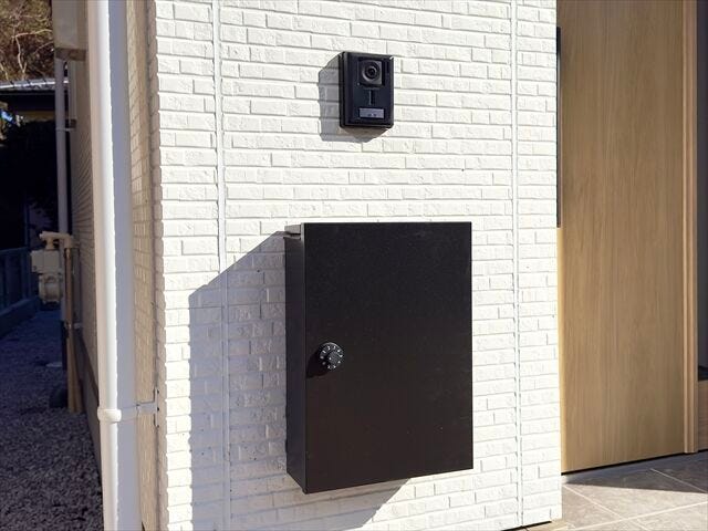 シンプルなデザインのインターホンとポストがあります。