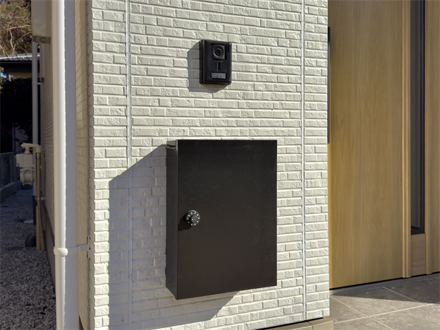 シンプルなデザインのインターホンとポストがあります。