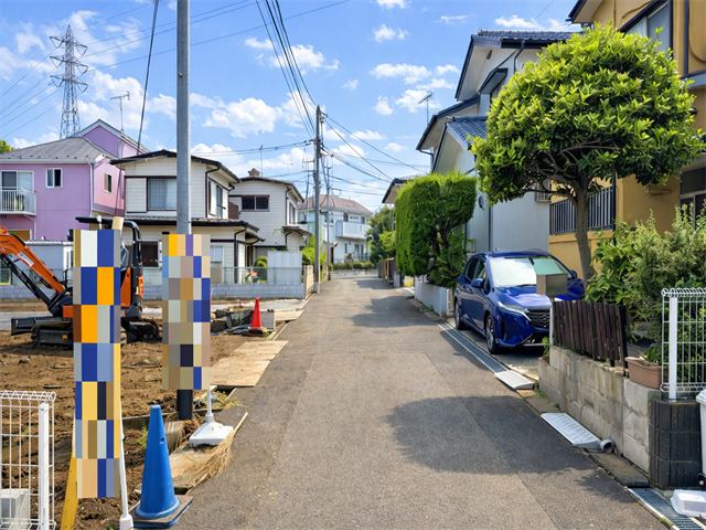 【南西側 前面道路】幅員約4mの前面道路です。普通車が1台通れる幅となります。大型車の通行が少ないので、振動や騒音が抑えられます。