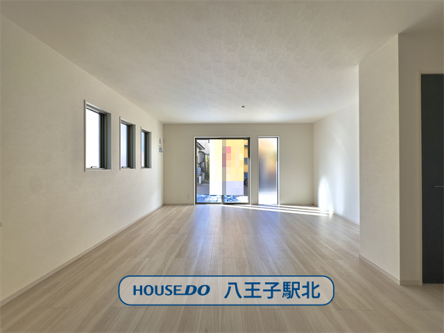 【リビング】
リビング:2面採光なので日当たりがいいのはもちろん、風通しも良好なのでご家族憩いの場のリビングが気持ちの良い空間になっています。