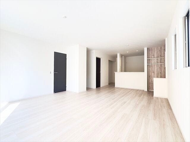 リビング:南西向きの広々21.5帖のLDKなので、毎日明るく爽やかな空間でご家族で過ごしていただけます。カウンターキッチンなのでコミュニケーションも自然と増えます。