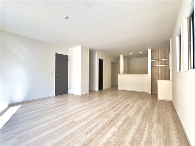 リビング:南西向きの広々21.5帖のLDKなので、毎日明るく爽やかな空間でご家族で過ごしていただけます。カウンターキッチンなのでコミュニケーションも自然と増えます。