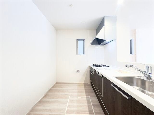 キッチン:窓があり日差しを入れてくれるので、日中は電気をつけなくても明るい空間になっています。後ろ側のスペースにはカップボードを置くことができます。