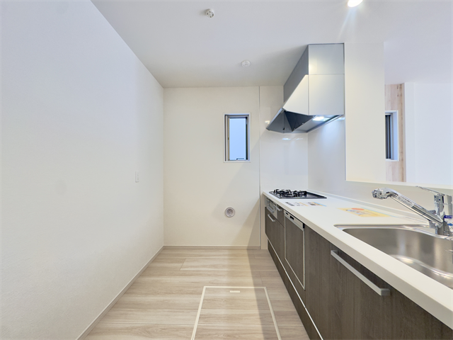 キッチン:窓があり日差しを入れてくれるので、日中は電気をつけなくても明るい空間になっています。後ろ側のスペースにはカップボードを置くことができます。