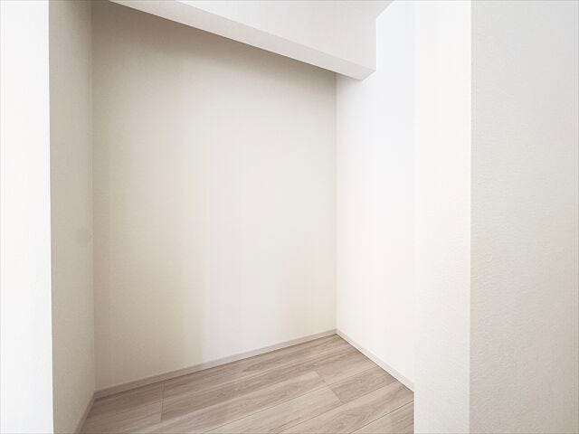 パントリー:キッチンからすぐ届く位置にパントリーが設けてあります。食器や食用品のストックなどを入れておけるので重宝します♪