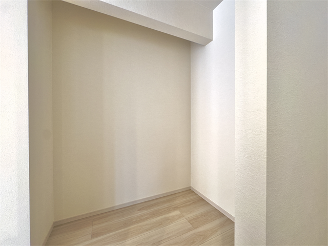 パントリー:キッチンからすぐ届く位置にパントリーが設けてあります。食器や食用品のストックなどを入れておけるので重宝します♪