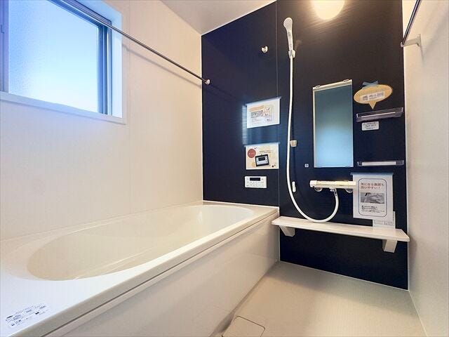 浴室:広めの浴槽なので、お子様とのバスタイムを楽しむことができそうです。一人でのバスタイムでもゆったり過ごすことができ、1日の疲れもしっかり癒すことができそうです。