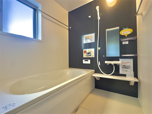 浴室:広めの浴槽なので、お子様とのバスタイムを楽しむことができそうです。一人でのバスタイムでもゆったり過ごすことができ、1日の疲れもしっかり癒すことができそうです。