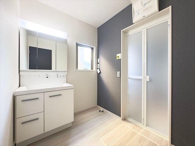 洗面所:洗面台には収納もしっかりついていますので、洗剤やシャンプーなどのストックもできます。大きな鏡で朝の身支度も楽々♪