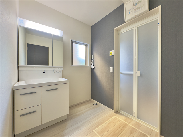 洗面所:洗面台には収納もしっかりついていますので、洗剤やシャンプーなどのストックもできます。大きな鏡で朝の身支度も楽々♪