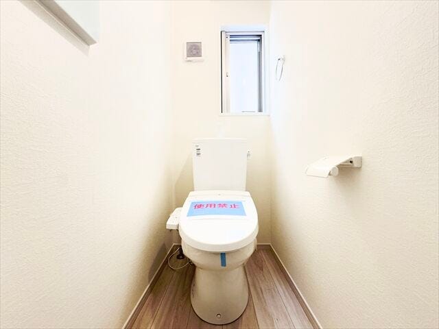 トイレ:白を基調としたシンプルな壁紙のトイレになります。2階にも設置されているのでお部屋からの移動も短縮できますね。