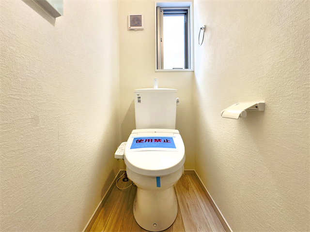 トイレ:白を基調としたシンプルな壁紙のトイレになります。2階にも設置されているのでお部屋からの移動も短縮できますね。