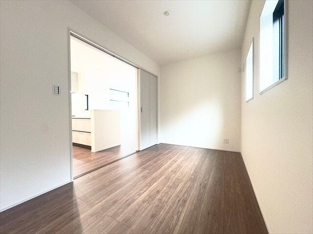 5帖洋室:LDKに隣接していて、普段はお子様の遊び場やお昼寝のスペースとしてお使いいただけます。来客時には寝室としてお使いいただけます。