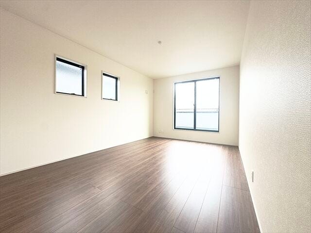 9.2帖洋室:広々としたお部屋なので、ご夫婦の寝室としてもお使いいただけそうです。南側の窓から日差しが入りプライベートの時間も気持ちよく過ごすことができそうです。