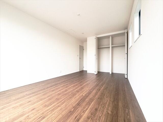 9.2帖洋室:収納がしっかりあるので、お部屋を広くお使いただけます。小物なども収納できるのでレイアウトも楽しむことができそうです。