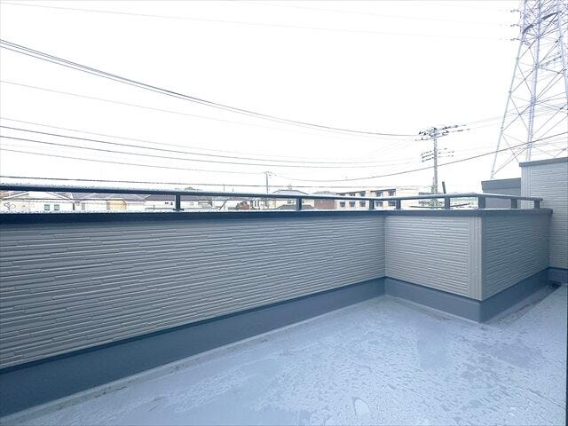 バルコニー:ゆとりのあるバルコニーはテーブルなどを置いて第二リビングとして家族の憩いの場にも◎