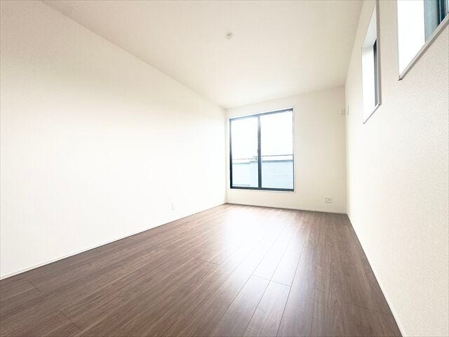 7.5帖洋室:南向きの大きめの窓がたっぷりと日差しを入れてくれます。バルコニーにすぐ出れるので、お布団を干しやすくなっています。