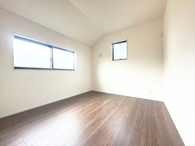 5.3帖洋室:2面採光なので日当たり、風通しともに良好です。写真には写っていませんが、収納があるのでお洋服などすっきりと片付けることができます。