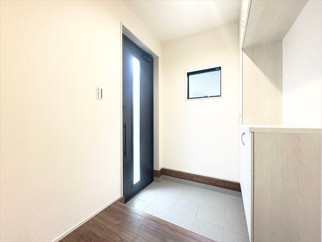 玄関:廊下と玄関ホールの段差があまりなく、小さなお子様もご年配の方にも出入りのしやすい玄関。玄関ドアから明るい光の入る玄関スペースです。