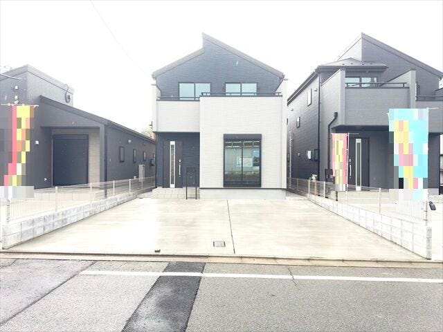 駐車場:駐車は2台可能です。自転車やバイクなどの駐輪も可能なゆとりがあります。