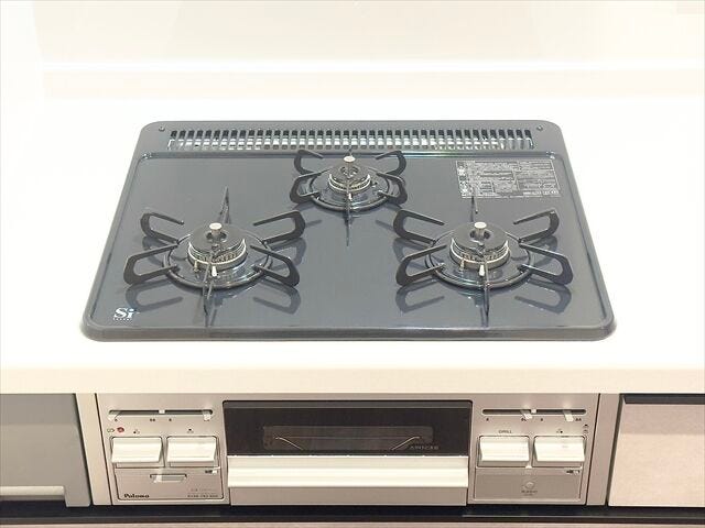 キッチン:3口ガスコンロなので一度に同時調理ができ、ご飯の準備もすぐにできそうです。