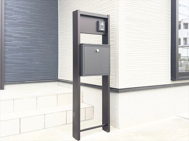 インターホンとポストが一体になっており、スッキリとオシャレです。