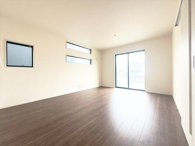 リビング:南向きの大きめの窓を含む2面採光なので日当たり・風通し良好です。ご家族で気持ちよく過ごすことができますね。