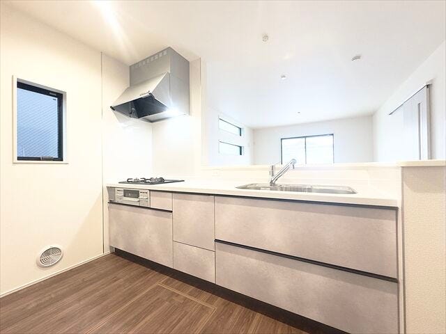 キッチン:カウンターキッチンでリビングを見渡せます。窓があるので換気がしっかりできるのはもちろん、家事の合間に窓を開けて休憩もできますね。